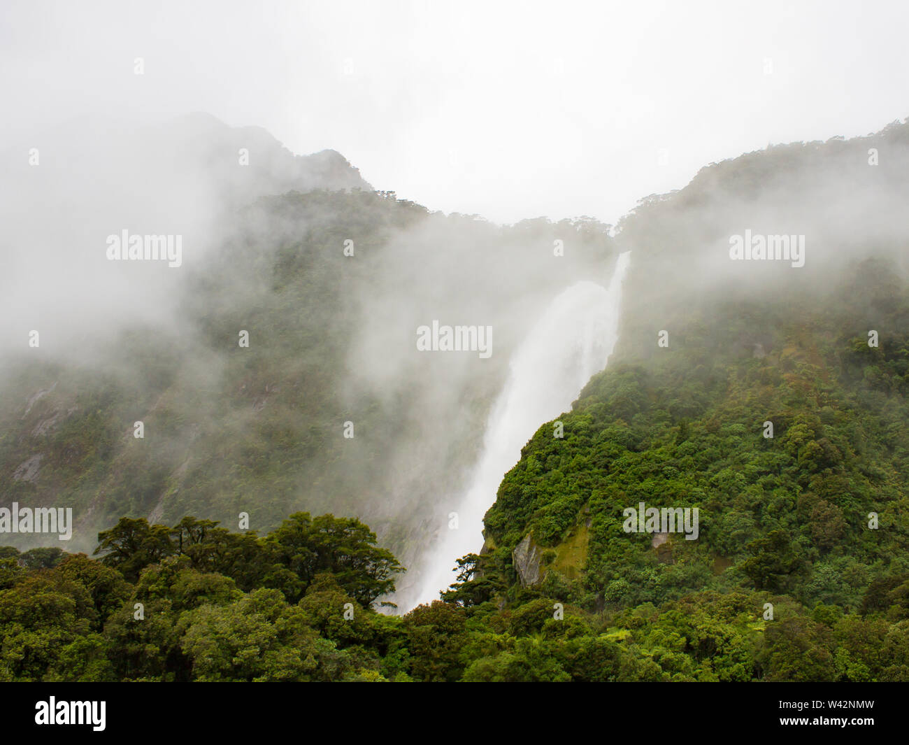 Misty Wasserfälle Milford Sound, Neuseeland Stockfoto