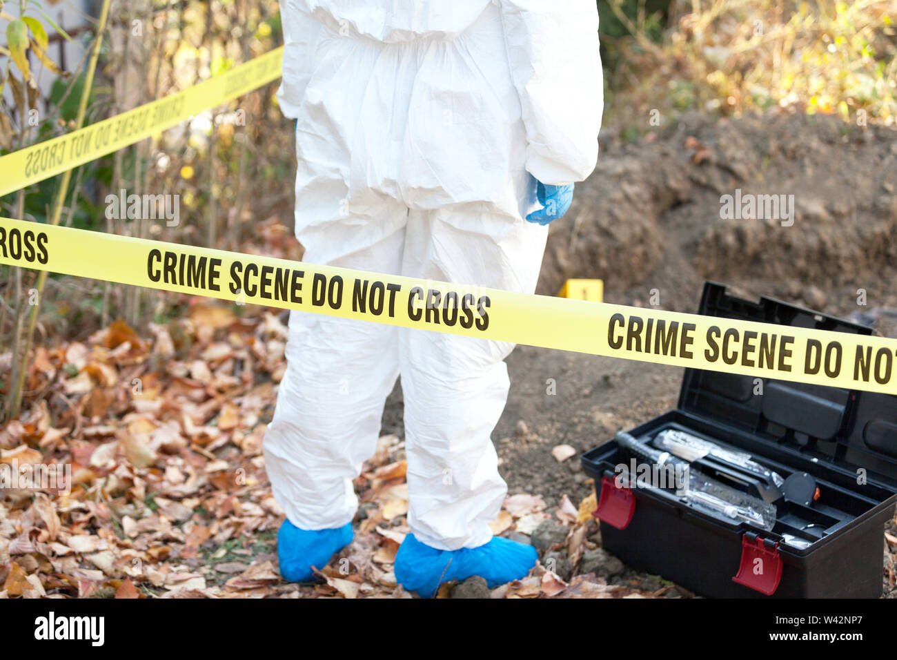 Forensische Wissenschaft Spezialist an einem Abgesperrt Tatort Stockfoto