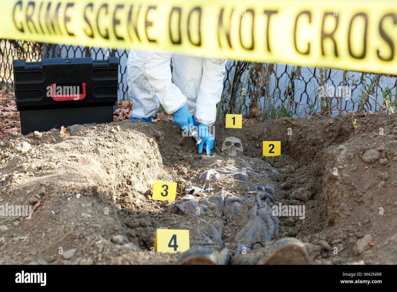 Forensische Wissenschaft Spezialist bei der Arbeit, Beweise sammeln am Tatort Stockfoto