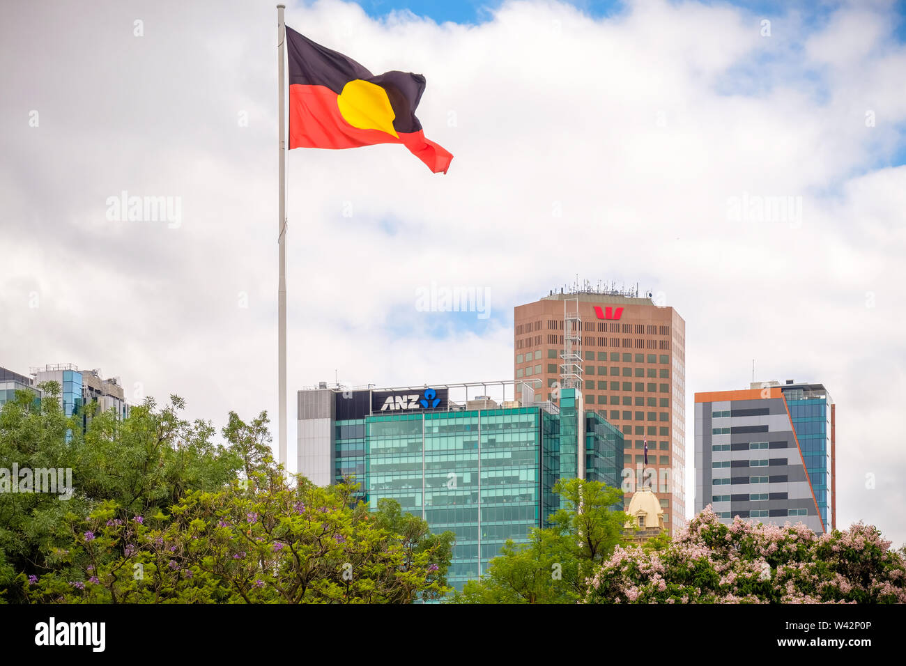 Adelaide CBD, Australien - November 18, 2017: Australian Aboriginal flag waving über die Skyline der Stadt vom Victoria Square an einem Tag gesehen Stockfoto