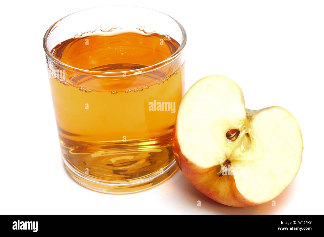 Apple Saft und Obst auf Weiß isoliert Stockfoto