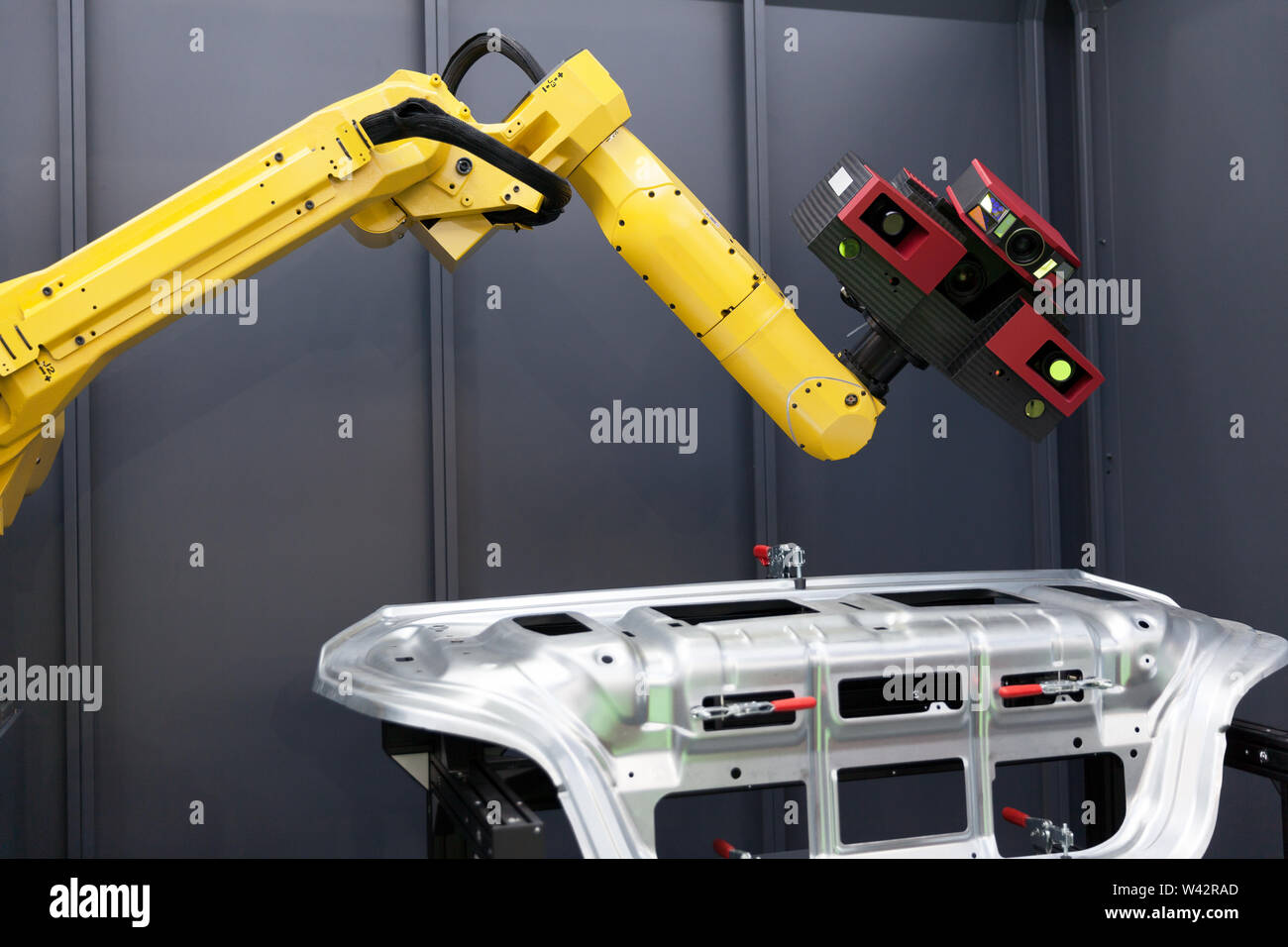 Kombinierte 3D-Scanner und Roboterarm automatisieren Scannen. Optische 3D-Koordinaten-Messmaschine. Stockfoto