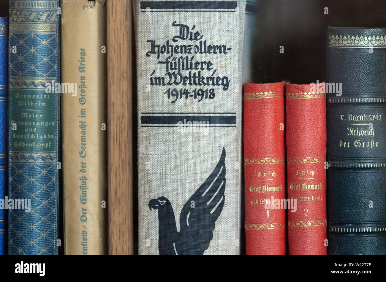 Potsdam, Deutschland. 18 Juli, 2019. Eines der Bücher mit dem Titel 'Die Hohenzollern-Füsiliere im Weltkrieg 1914-1918" ist in einem Schrank der Bibliothek in der ehemaligen Preußischen Schloss Cecilienhof. Die letzten Bewohner waren Kronprinz Wilhelm und Cecilie von Hohenzollern, der am Ende des Zweiten Weltkrieges verschoben. Credit: Soeren Stache/dpa-Zentralbild/ZB/dpa/Alamy leben Nachrichten Stockfoto