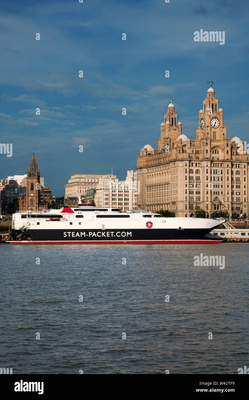 Isle of Man Steam Packet Company Manannan ein High-speed-Katamaran Fähre am Dock vor der historischen Liverpools waterfront Gebäude. Stockfoto