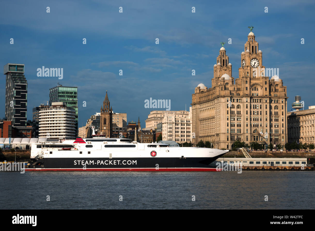 Isle of Man Steam Packet Company Manannan ein High-speed-Katamaran Fähre am Dock vor der historischen Liverpools waterfront Gebäude. Stockfoto