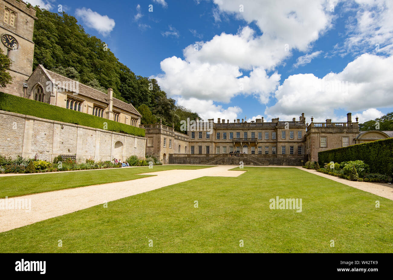 Rasen und das Grundstück an der Rückseite des Dyrham Park Country House Stockfoto