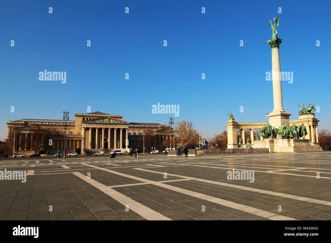 Touristen und Einheimische genießen Sie den Heldenplatz, einem der beliebtesten Attraktionen in Budapest. Im Hintergrund ist der Museuem der Bildenden Künste. Stockfoto