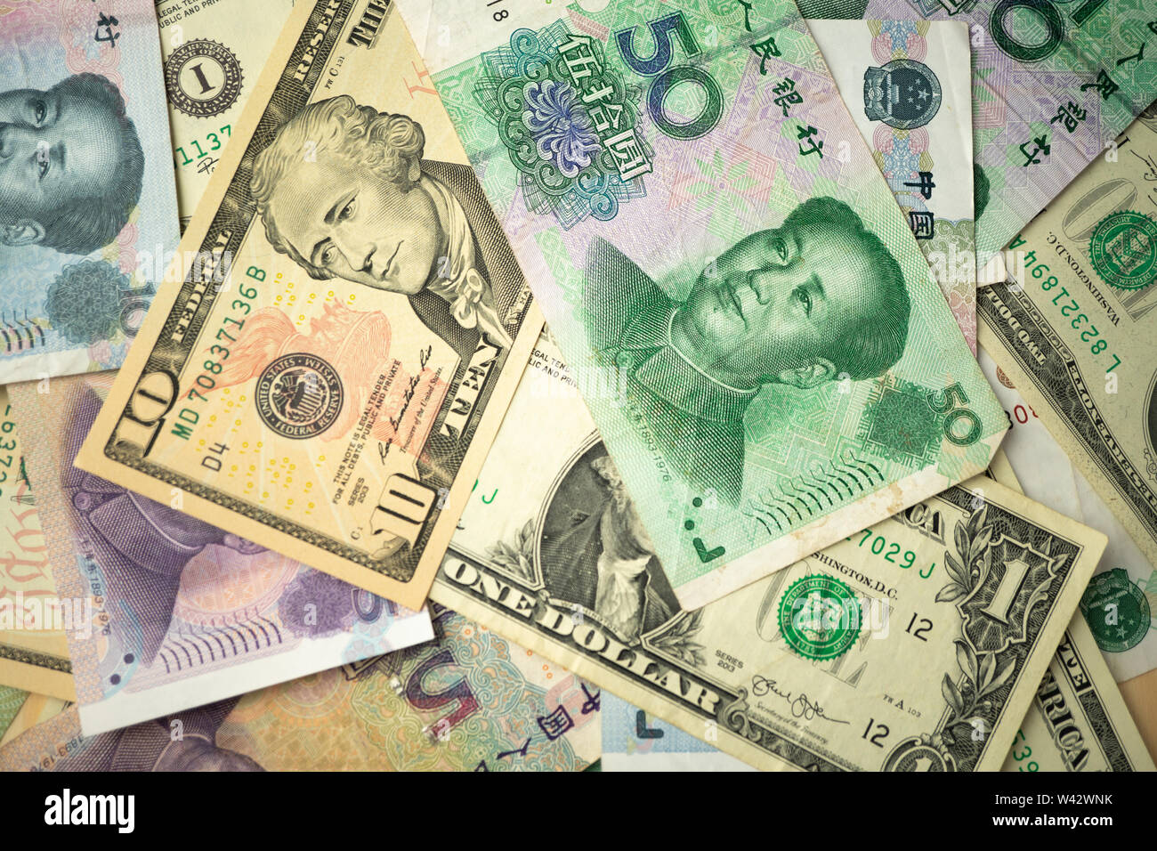 US Dollar stack und Chinesische Yuan Scheine auf den Tisch. Das Konzept der Handelskrieg zwischen den USA und China Stockfoto