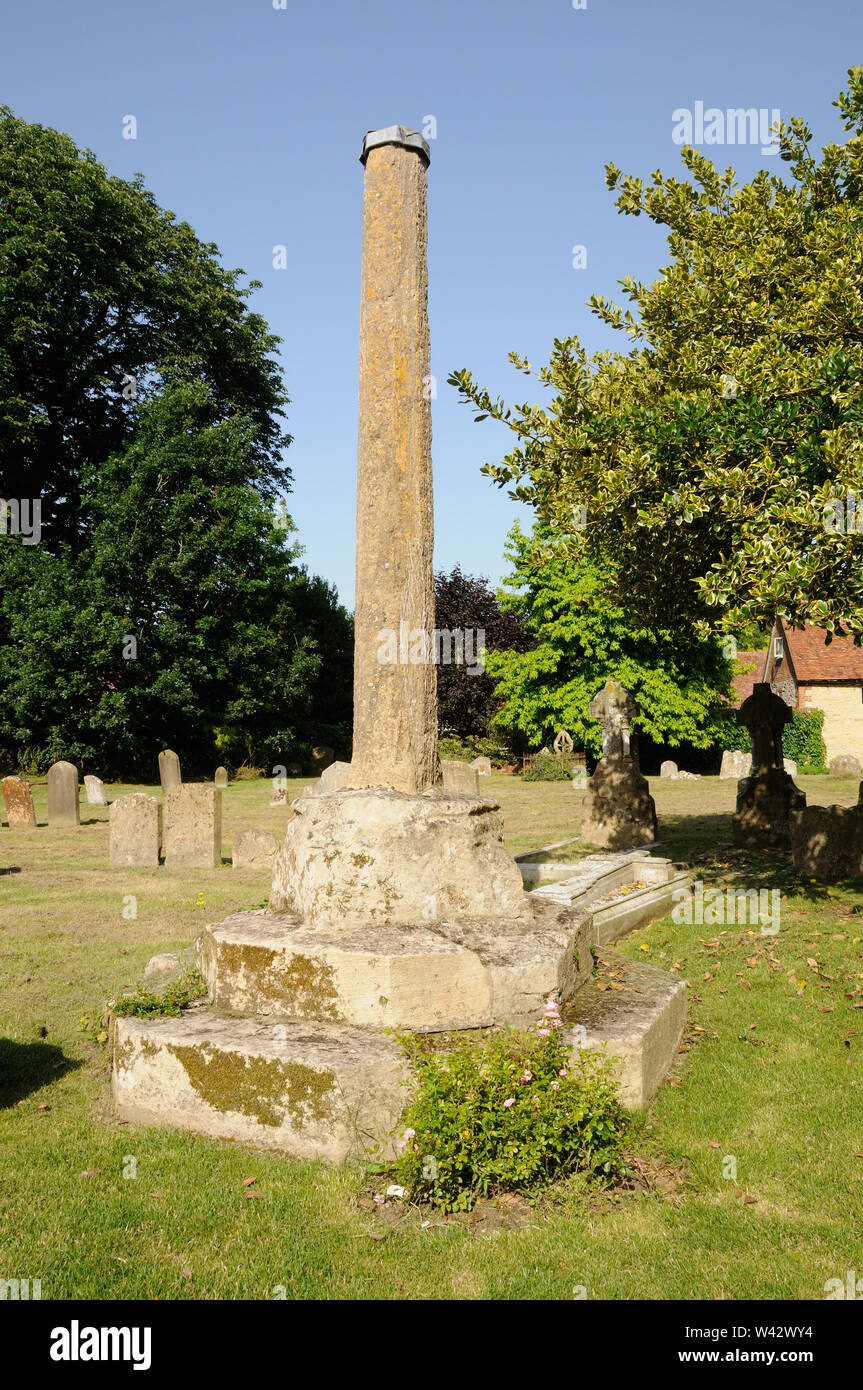 Welle und Sockel des Kreuzes in Kirchhof der Dorchester Abbey, Dorchester auf Themse, Oxfordshire Stockfoto