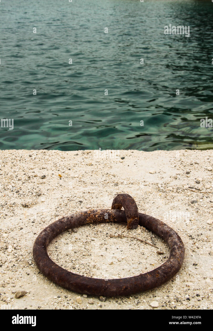 Metall Liegeplatz post am Rande des konkreten Bank von Hafen Stockfoto