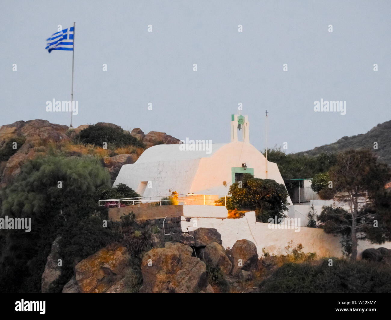 Kapelle auf einem Hügel in Patmos mit griechischer Flagge, Patmos, griechische Inseln, Griechenland Stockfoto