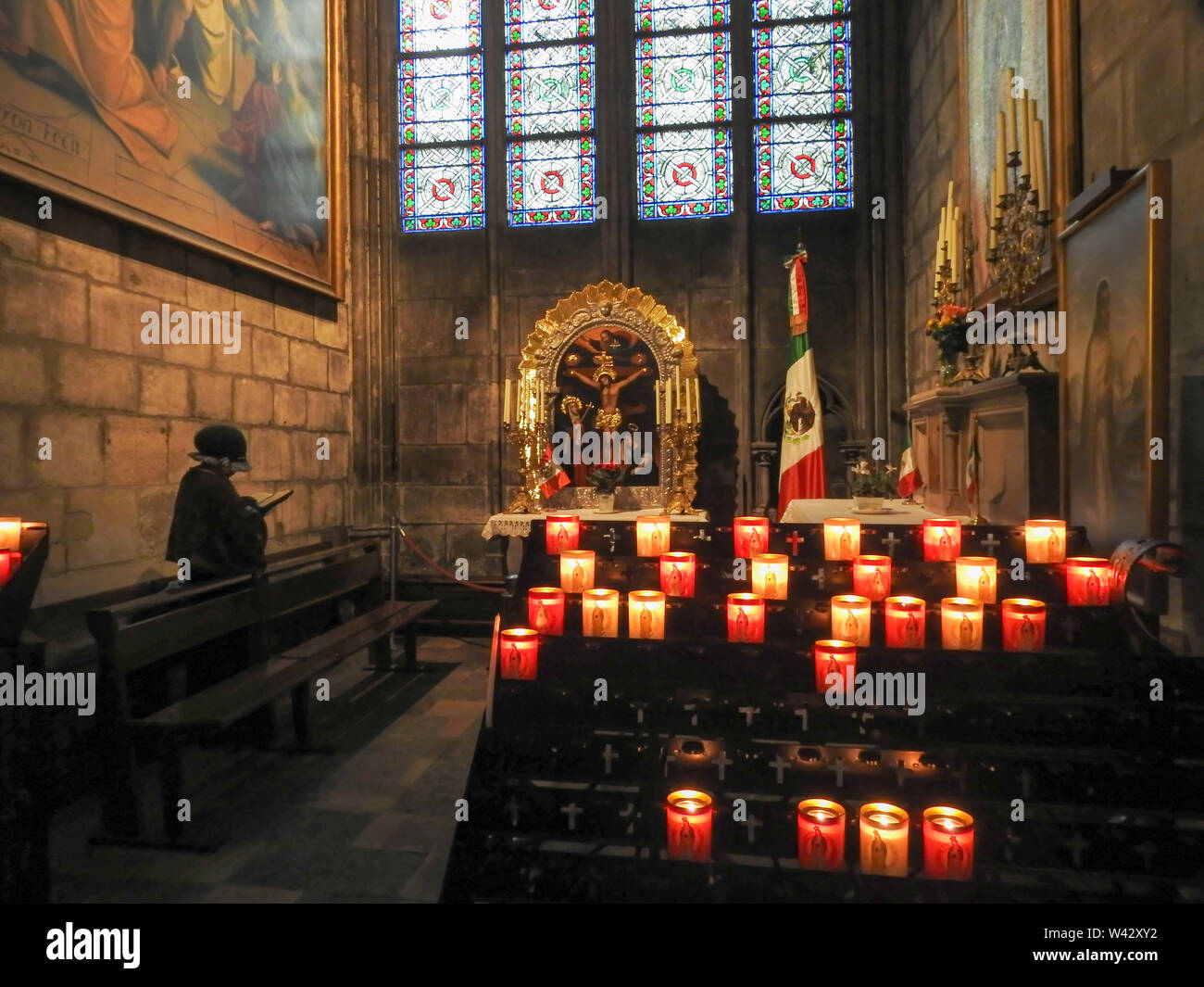 Seite Kapelle mit Pfarrkind, Gemälde und Kerzen in der Kathedrale Notre