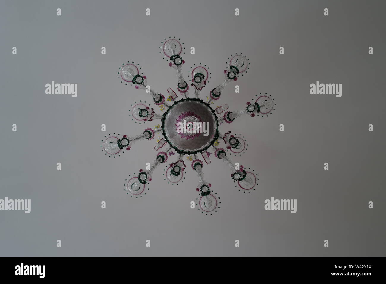 Venezianische mundgeblasenem Glas Kronleuchter aus Muranoglas, bunt, getragen von unten gegen die Decke Stockfoto