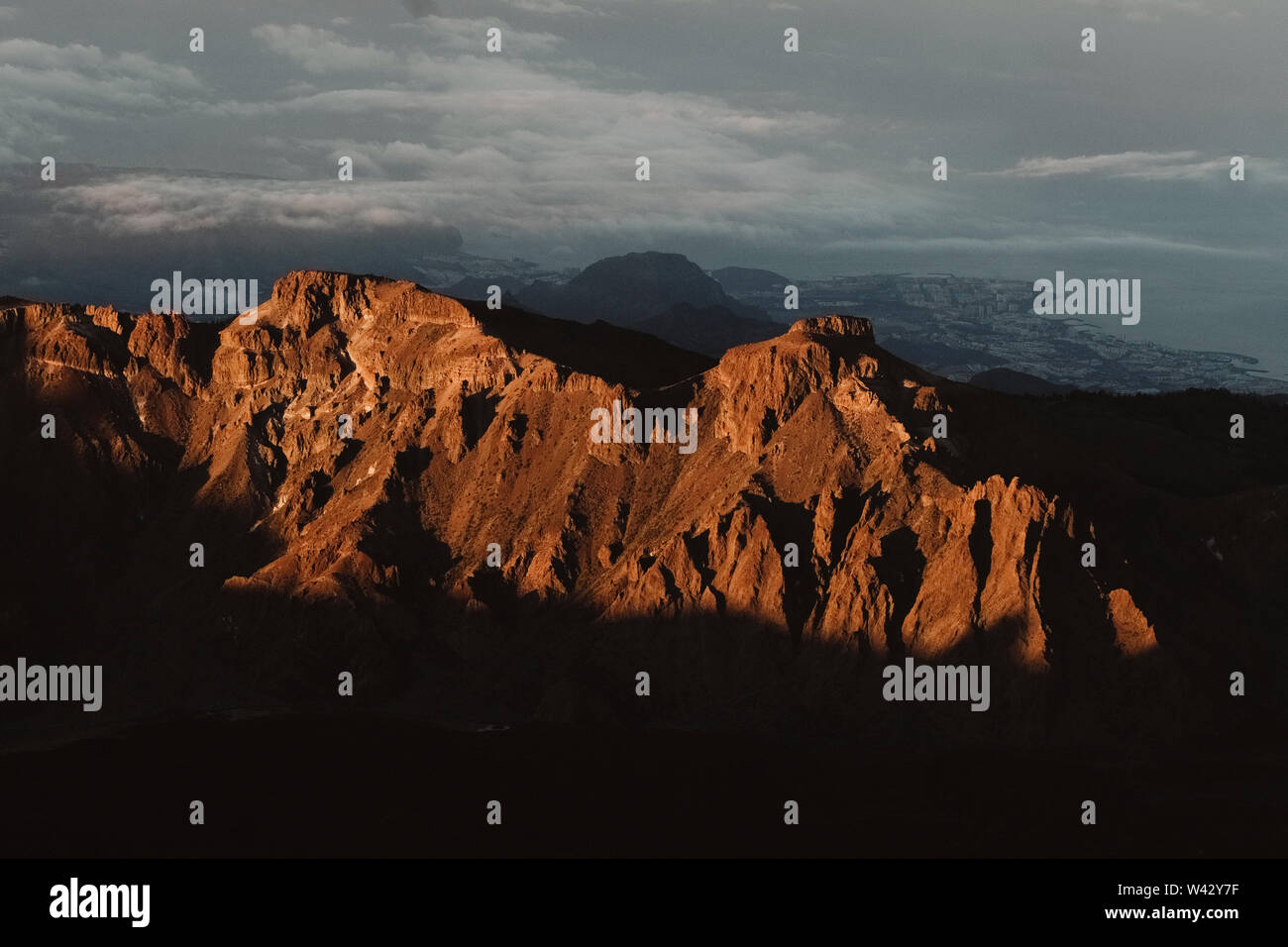 Luftaufnahme von Las CaÃ±Adas bei Sonnenaufgang mit Küste im Hintergrund Stockfoto