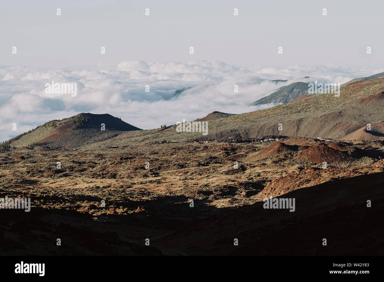 Zog sich zurück Blick auf die vulkanische Landschaft über den Wolken Stockfoto