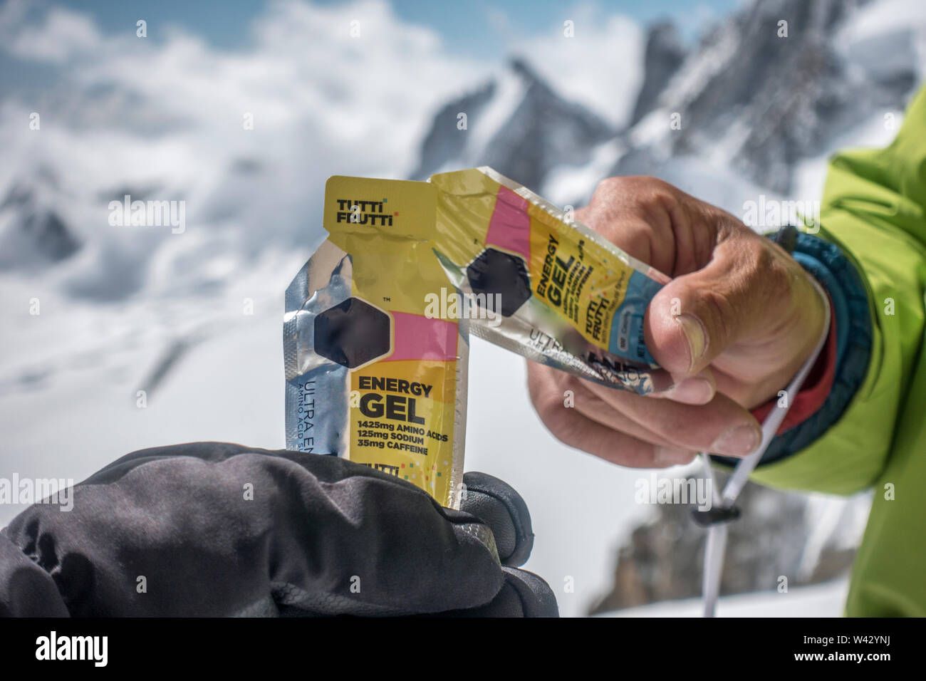Kletterer cheers mit Sport Ernährung während auf eine alpine Route Stockfoto