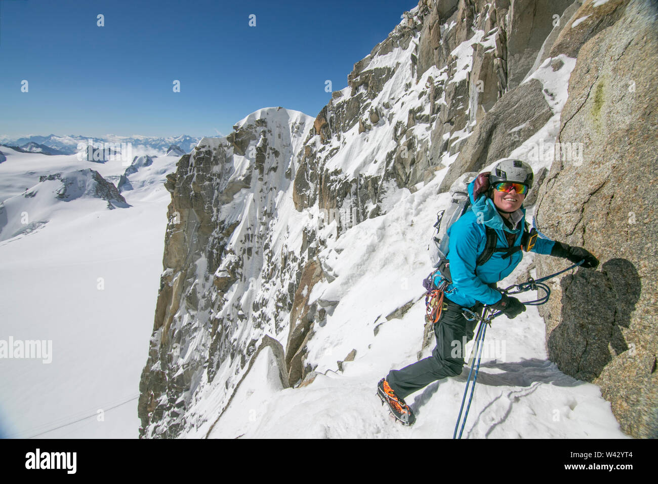 Frau alpinist Lächeln und die Seile auf der Cosmiques Ridge Stockfoto