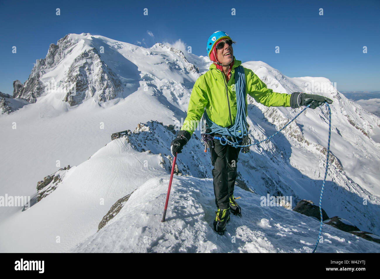 Lächelnd alpinist in seinem 50er Jahre dauert in der Landschaft in der Nähe von Mt Blanc Stockfoto Lächelnd alpinist in seinem 50er Jahre dauert in der Landschaft in der Nähe von Mt Blanc Stockfoto
