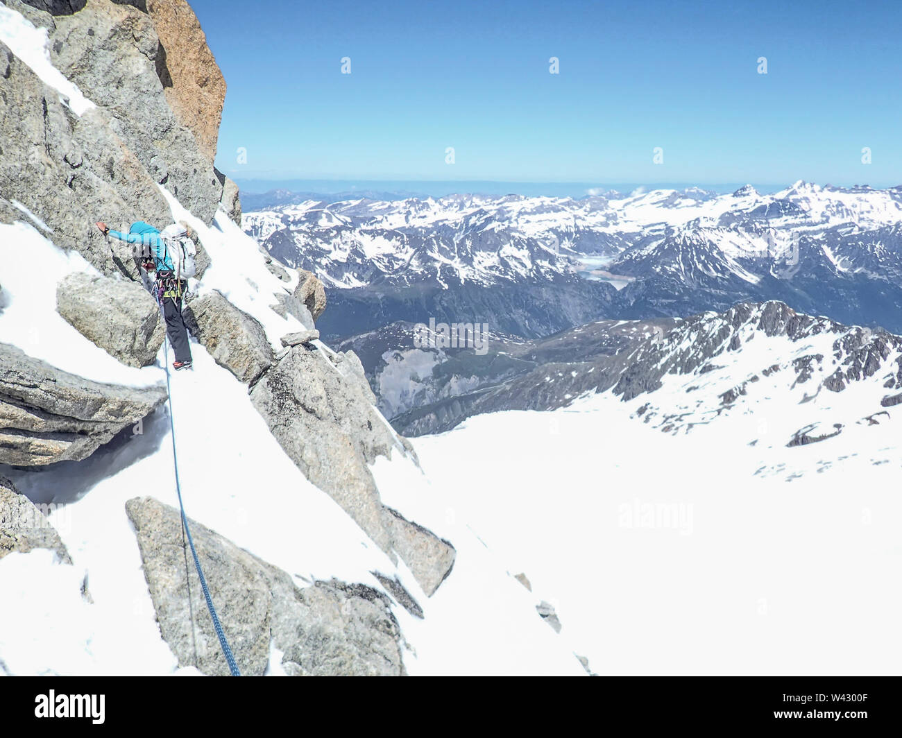 Eine Frau alpinist konzentriert sich im steilen Gelände unprotectable Stockfoto