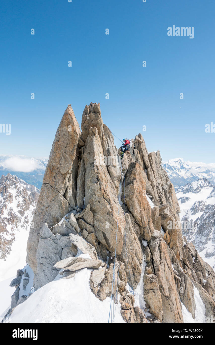 Ein erfahrener Alpinist rappels Eine spektakuläre Gendarm auf der Forbes Ridge Stockfoto