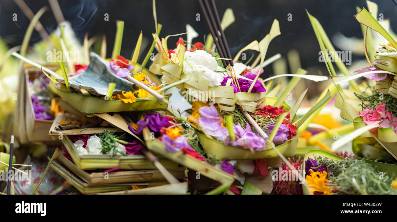 Balinesische Angebote mit Blumen und Geld Stockfoto