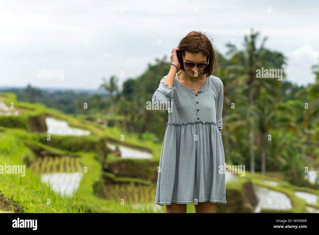 Junge Dame genießen Sie den Spaziergang durch balinesischen Reisfelder Stockfoto