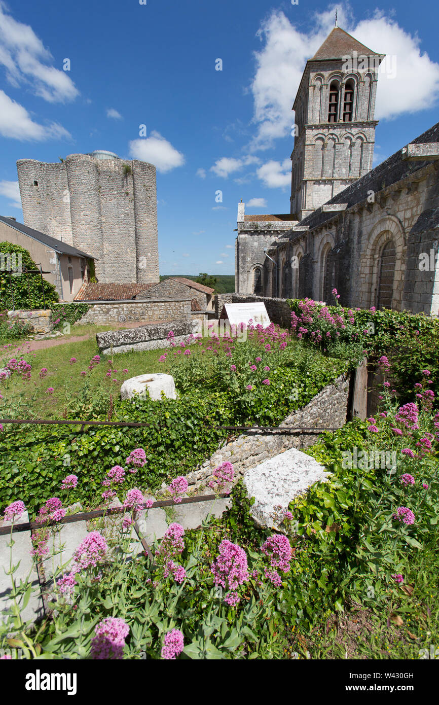 Chauvigny, Frankreich. Malerische Ansicht des 12. Jahrhunderts Stiftskirche St-Pierre bei Plan Saint-Pierre, mit Donjon de Gouzon auf der linken Seite des Bildes. Stockfoto