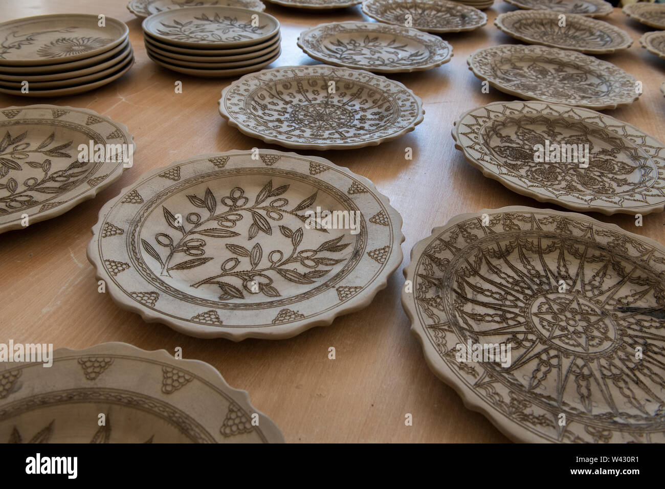 Griechenland, Rhodos, die größte der Dodekanes Inseln. Bonis Keramik, traditionelle handgemachte Keramik Werkstatt. Rohstoff Ton Platten, Design von Hand geätzt. Stockfoto