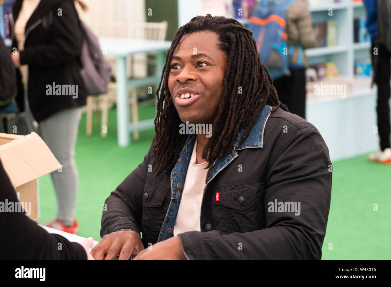 Adedoyin Olayiwola 'Ade' Adepitan, Britische Fernsehmoderatorin und Rollstuhl basketball Player. Thema. Das Erscheinen an der2019 Hay Festival Stockfoto