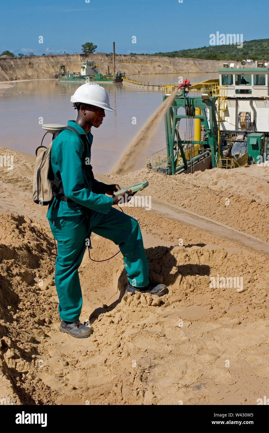 Verwaltung und Transport von mineralischen Sanden aus Titan am Standort der Mine. Bergbau mit Träumen, die Sand aus Wasserteichen und Landvermessungsdünenhöhen pumpen. Stockfoto