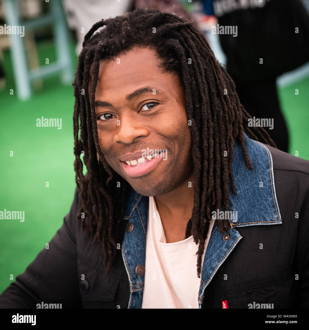 Adedoyin Olayiwola 'Ade' Adepitan, Britische Fernsehmoderatorin und Rollstuhl basketball Player. Thema. Das Erscheinen an der2019 Hay Festival Stockfoto