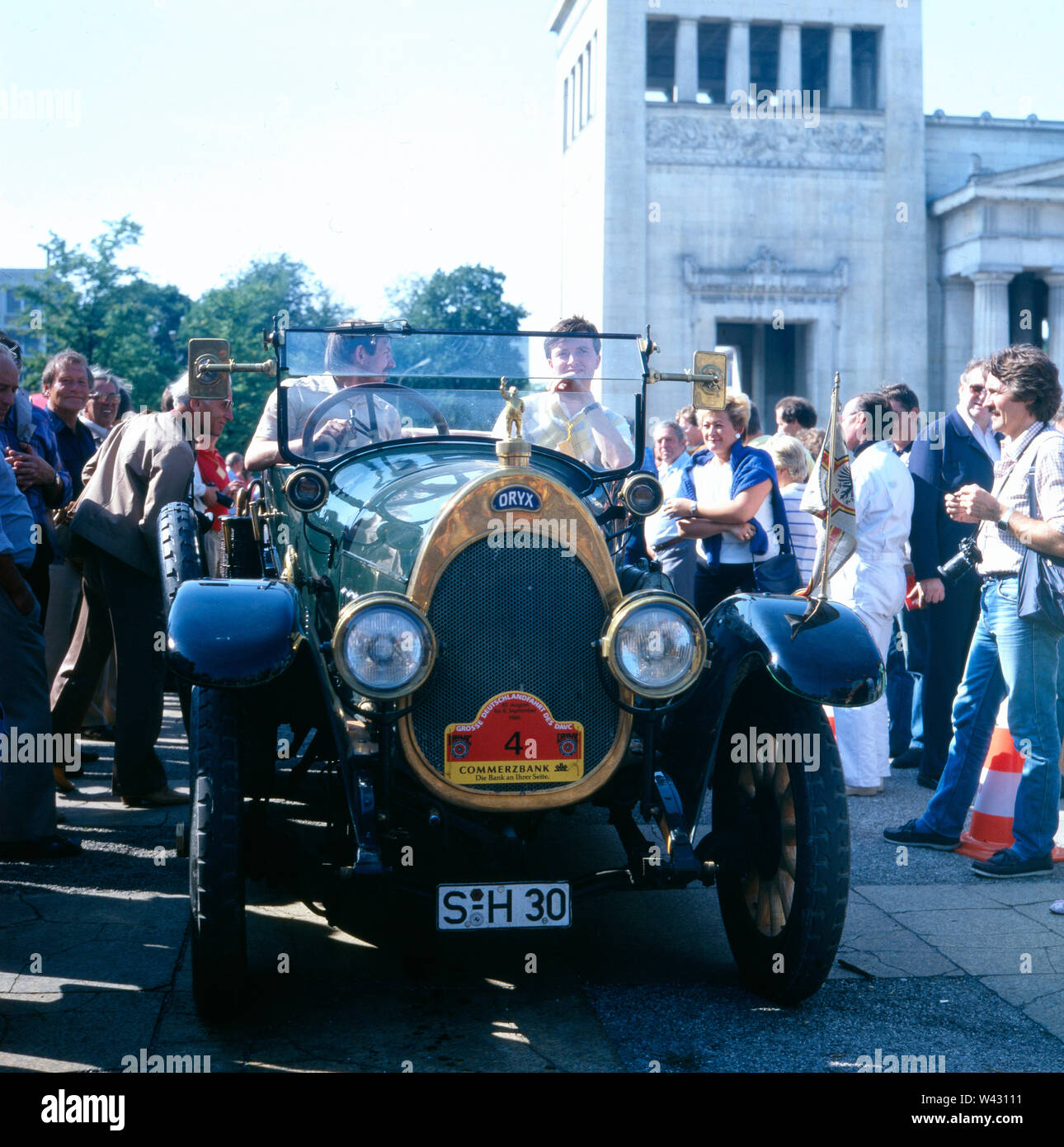 Ein Oryx Typ G aus dem Jahr 1913 mit einem 8 Zylinder Motor fährt 5/6 einer Oldtimershow in München Ende der 1980er Jahre vor. Oryx Typ G von 1913 mit einem 4-Zylinder Motor treibt bei einem Oldtimer Show in München in den späten 1980er Jahren. Stockfoto