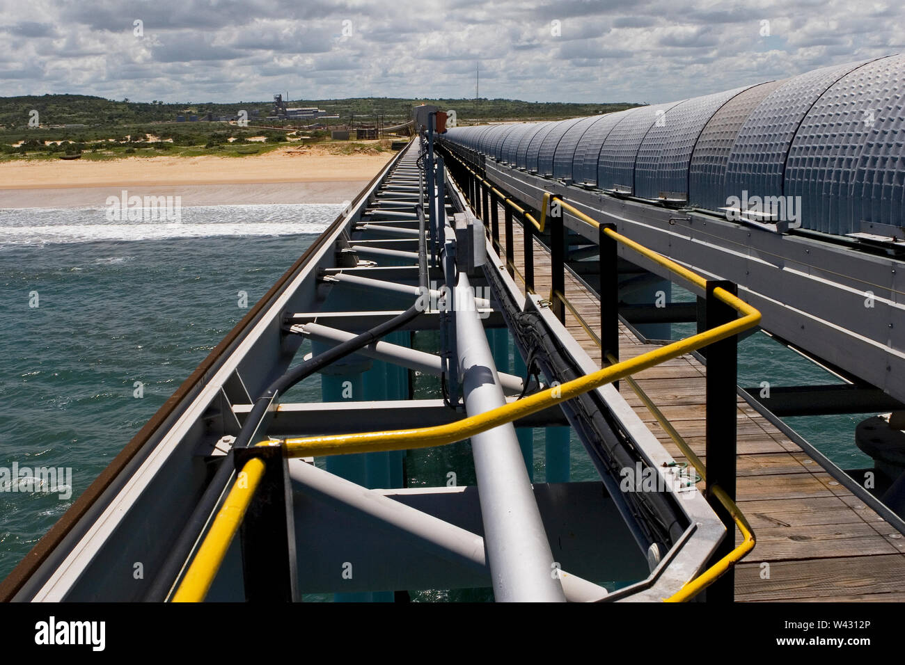 Bergbau, Verwaltung und Transport von Titanmineralsanden. 400 m langer Steg, der das Ende von 2,4 km überlandbedeckten Förderbändern und Fußgängerwegen unterstützt. Stockfoto