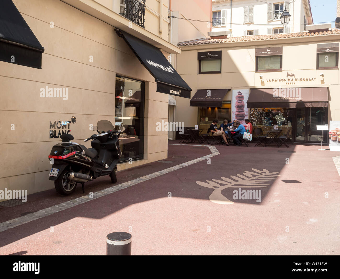 Straße mit luxuriösen Geschäften in Cannes, Côte d'Azur im Sommer Stockfoto