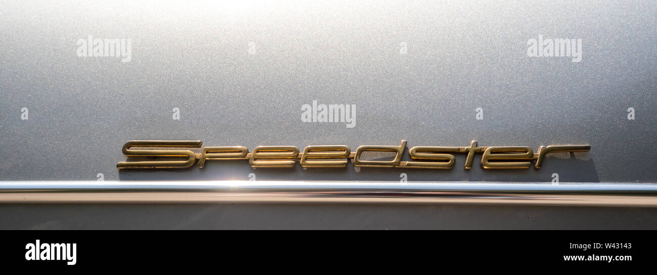 In der Nähe von Golden sport auto Namensschild an der Seite des grauen Auto Stockfoto
