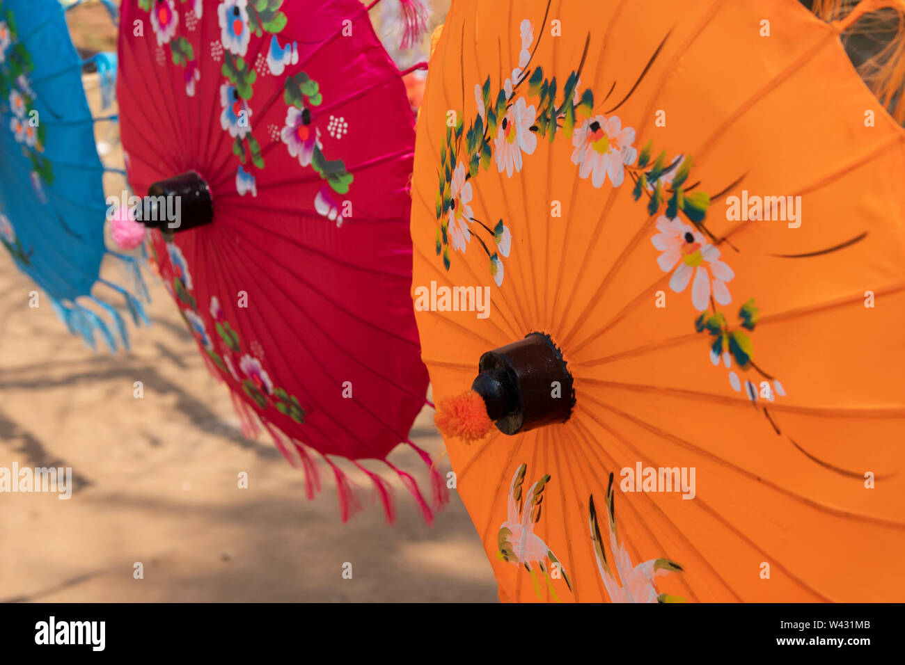 Aka Myanmar Birma, Bagan. Bunte Straßenrand handbemalte souvenir Sonnenschirme. Stockfoto