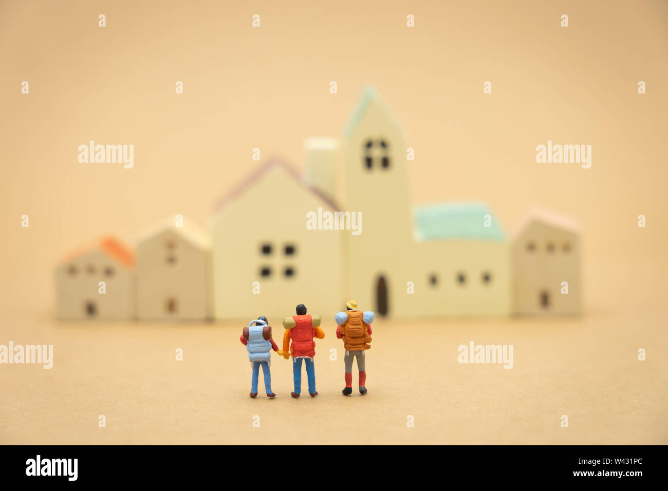 Miniatur 3 Leute stehen auf Haus und Hotel Modelle wählen Sie ein Ort zum Leben. Die Verwendung als Hintergrund Travel Concept mit Kopie Räume für Ihre Stockfoto