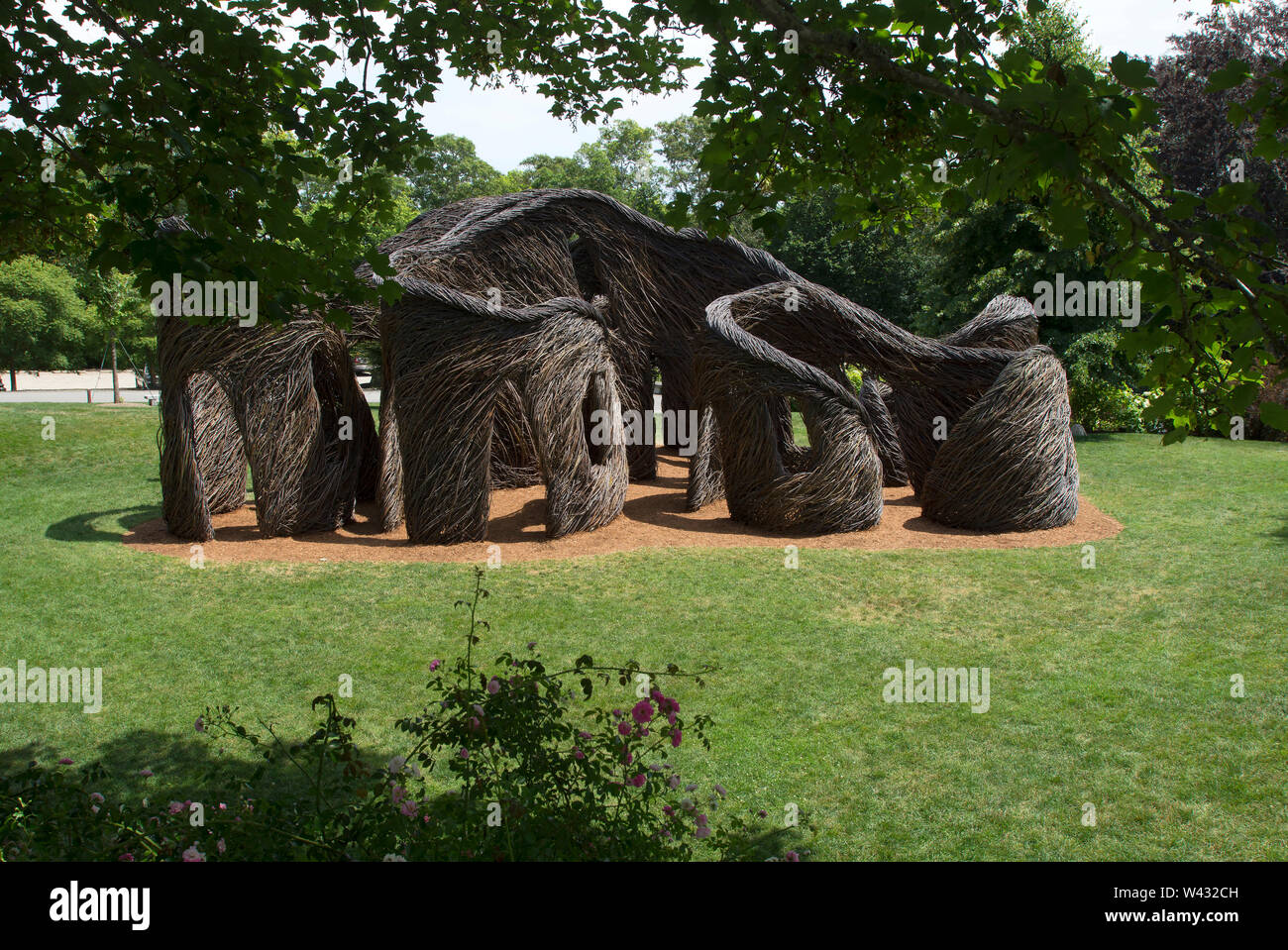 Der tickwork" eine Skulptur von dem Künstler Patrick Dougherty auf Highfield, einem historischen Sommer Herrenhaus in Falmouth, Massachusetts Auf Cape Cod. Stockfoto