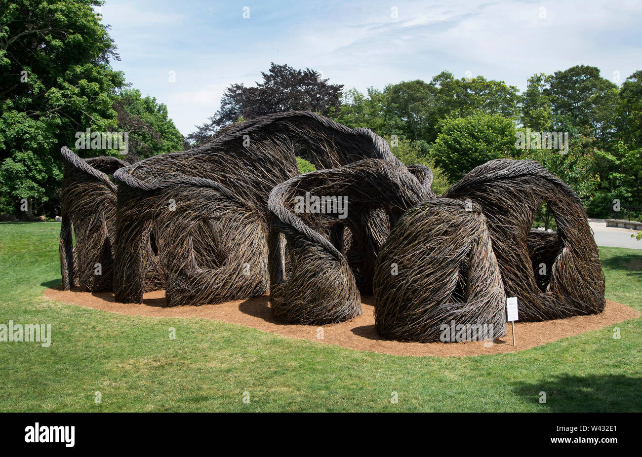 Der tickwork" eine Skulptur von dem Künstler Patrick Dougherty auf Highfield, einem historischen Sommer Herrenhaus in Falmouth, Massachusetts Auf Cape Cod. Stockfoto