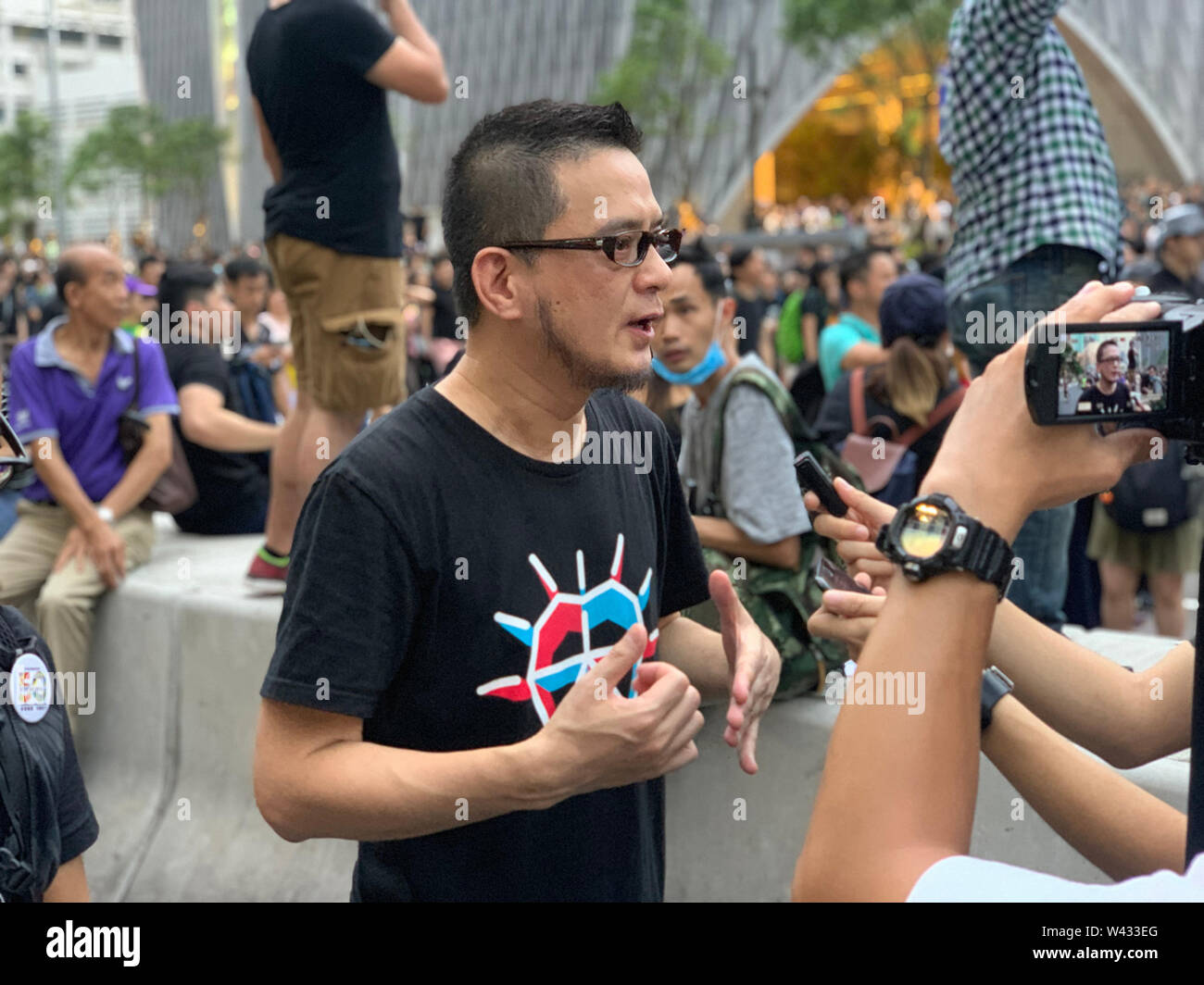 Hongkong - 7. Juli 2019: Anthony Wong Yiu Ming, eines von Hong Kong Künstler, unterstützt den Protest. 50.000 Demonstranten auf die Straßen von Kowloon am Sonntag eine umstrittene Auslieferung Rechnung entgegenzusetzen Stockfoto