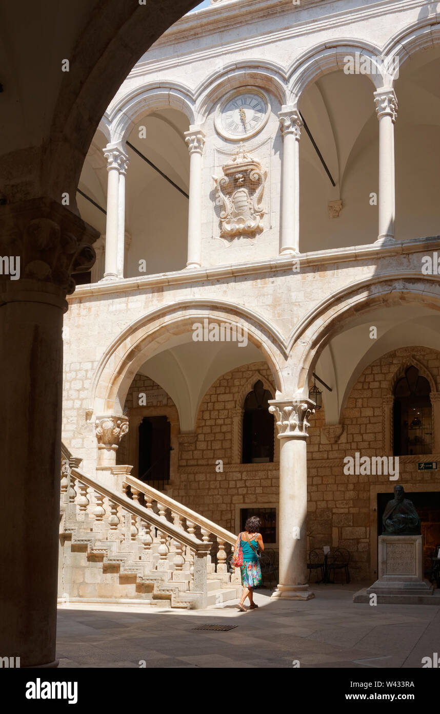 Rektorenpalast Innenhof; Atrium; Schritte; Bögen; Wecker, teilweise arch Silhouette, Kulturhistorische Museum; Altstadt; UNESCO-Website; Dubrovnik; Stockfoto