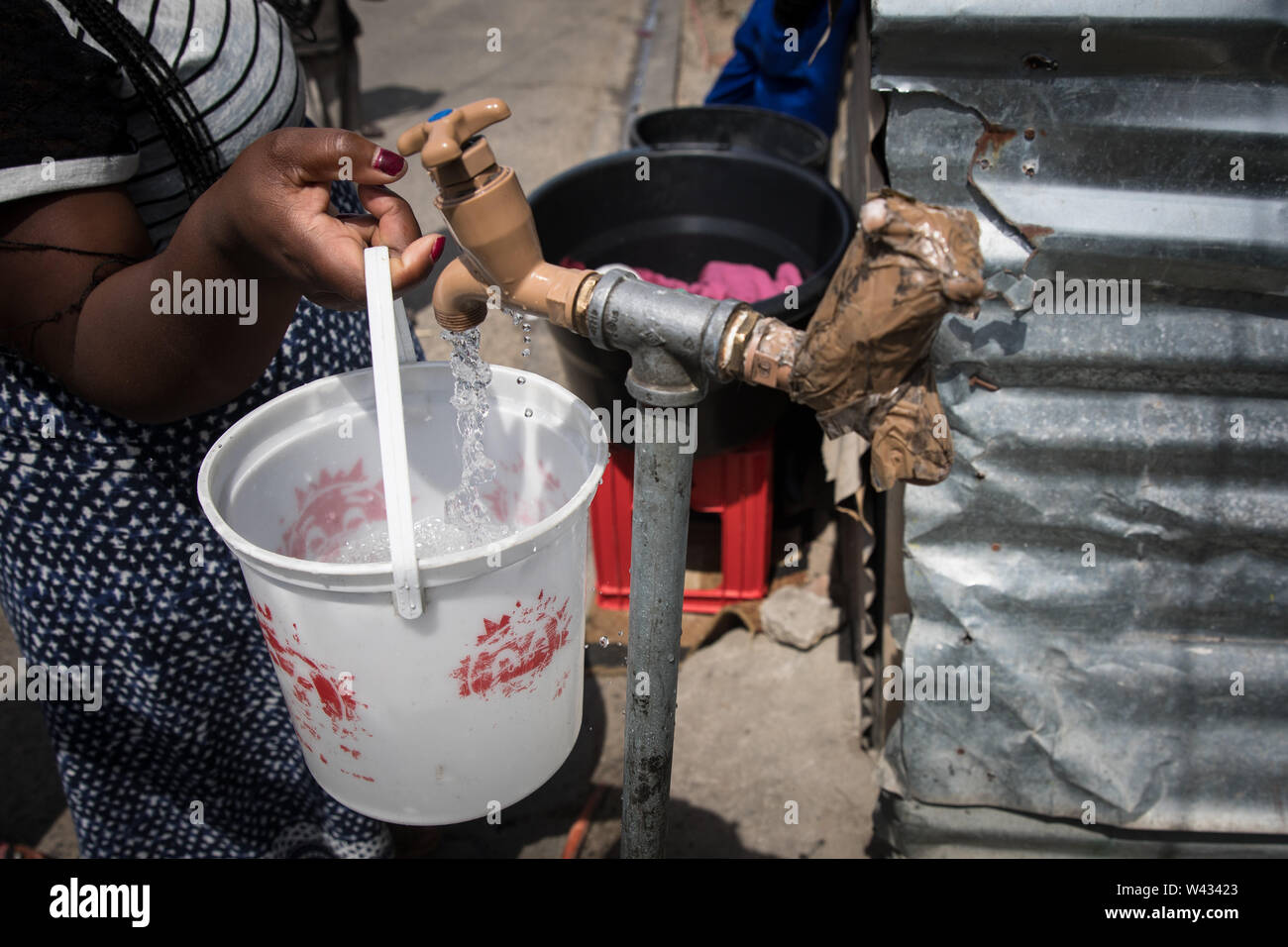 Bewohner von Joe Slovo informellen Siedlung, Cape Town, Western Cape, Südafrika haben ein Unbehagliches Leben Situation unter der Drohung von Zwangsräumungen Stockfoto