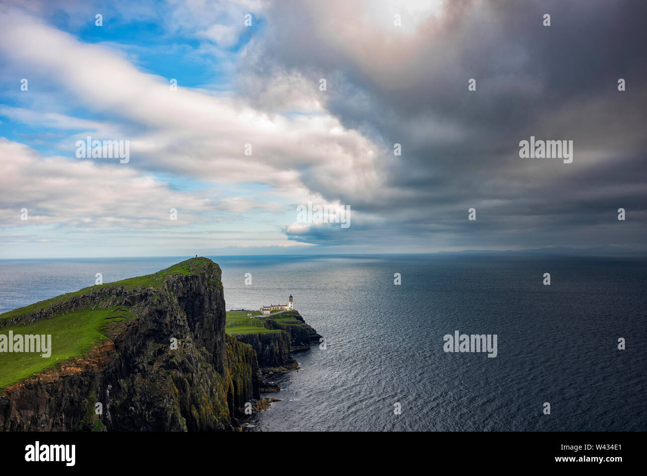 Storm clouds Roll durch Neist Point Lighthouse in der Nähe in der Nähe von Glendale an der Westküste der Isle of Skye in den Highlands von Schottland. Stockfoto