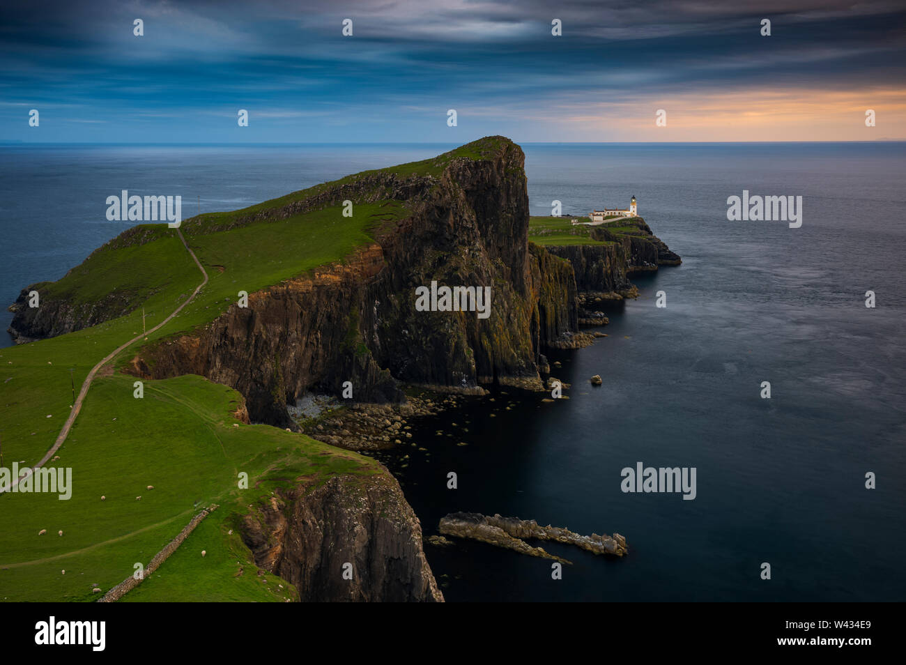 Storm clouds Roll durch Neist Point Lighthouse in der Nähe in der Nähe von Glendale an der Westküste der Isle of Skye in den Highlands von Schottland. Stockfoto