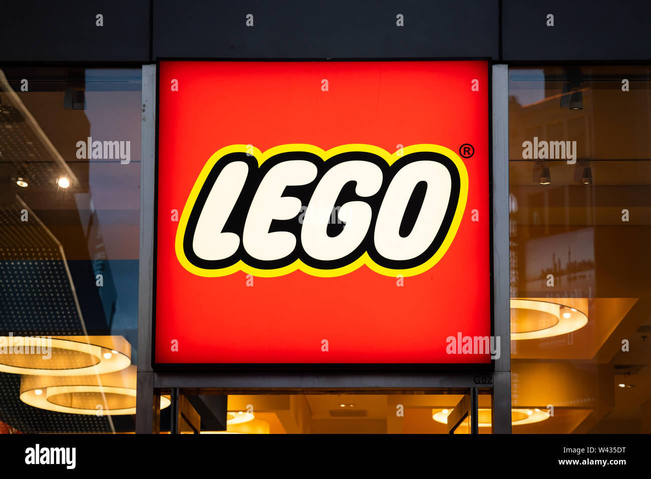Eine dänische Spielzeug Produktion Firma Lego Logo in Shanghai gesehen  Stockfotografie - Alamy