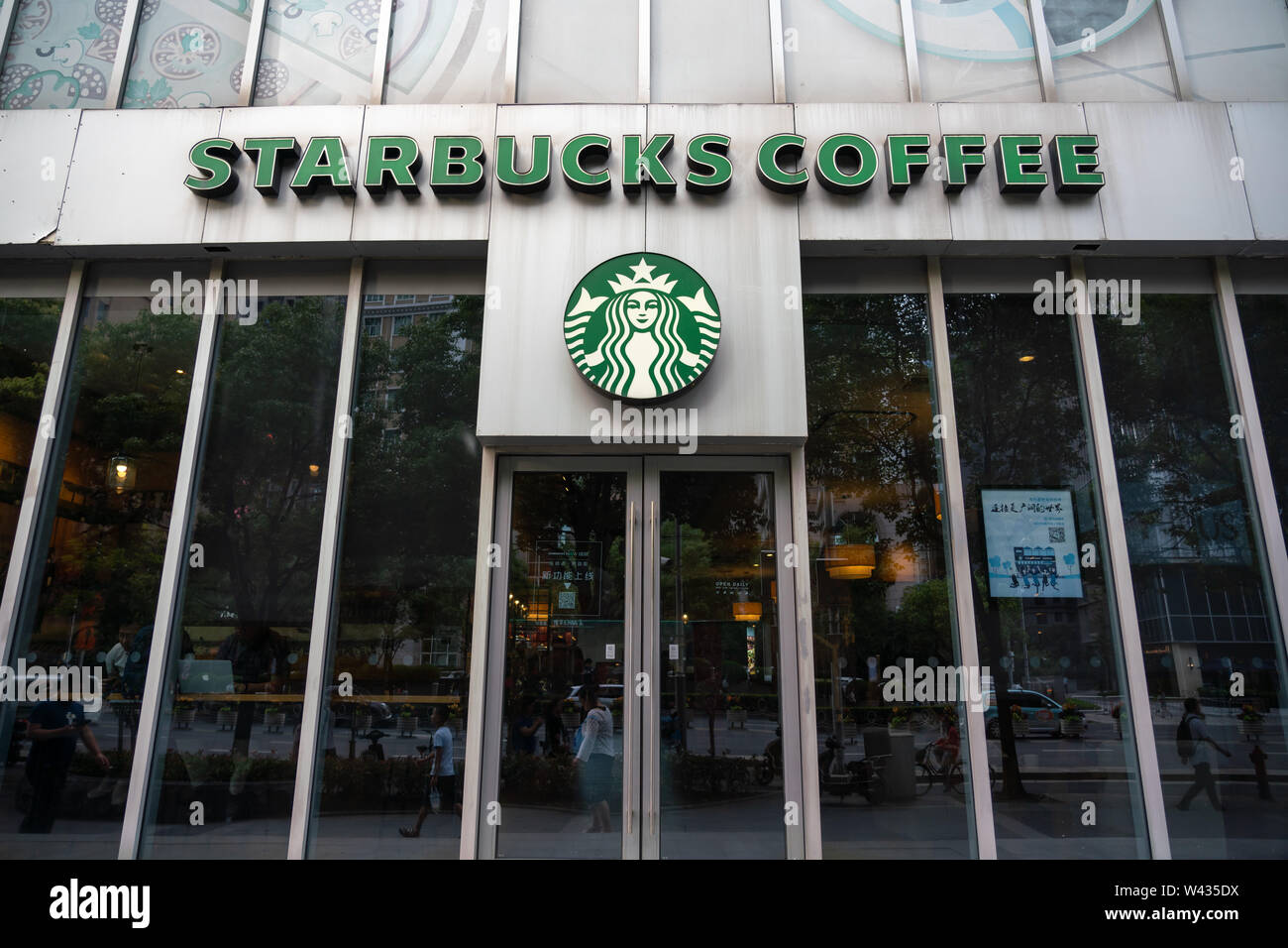 Ein amerikanischer Kaffee und Kaffeehaus Kette Starbucks Store und Logo in Shanghai gesehen. Stockfoto