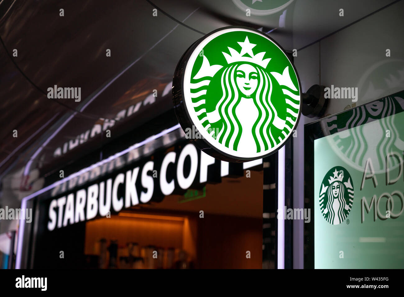 Ein amerikanischer Kaffee und Kaffeehaus Kette Starbucks Store und Logo am Platz des Volkes in Shanghai gesehen. Stockfoto
