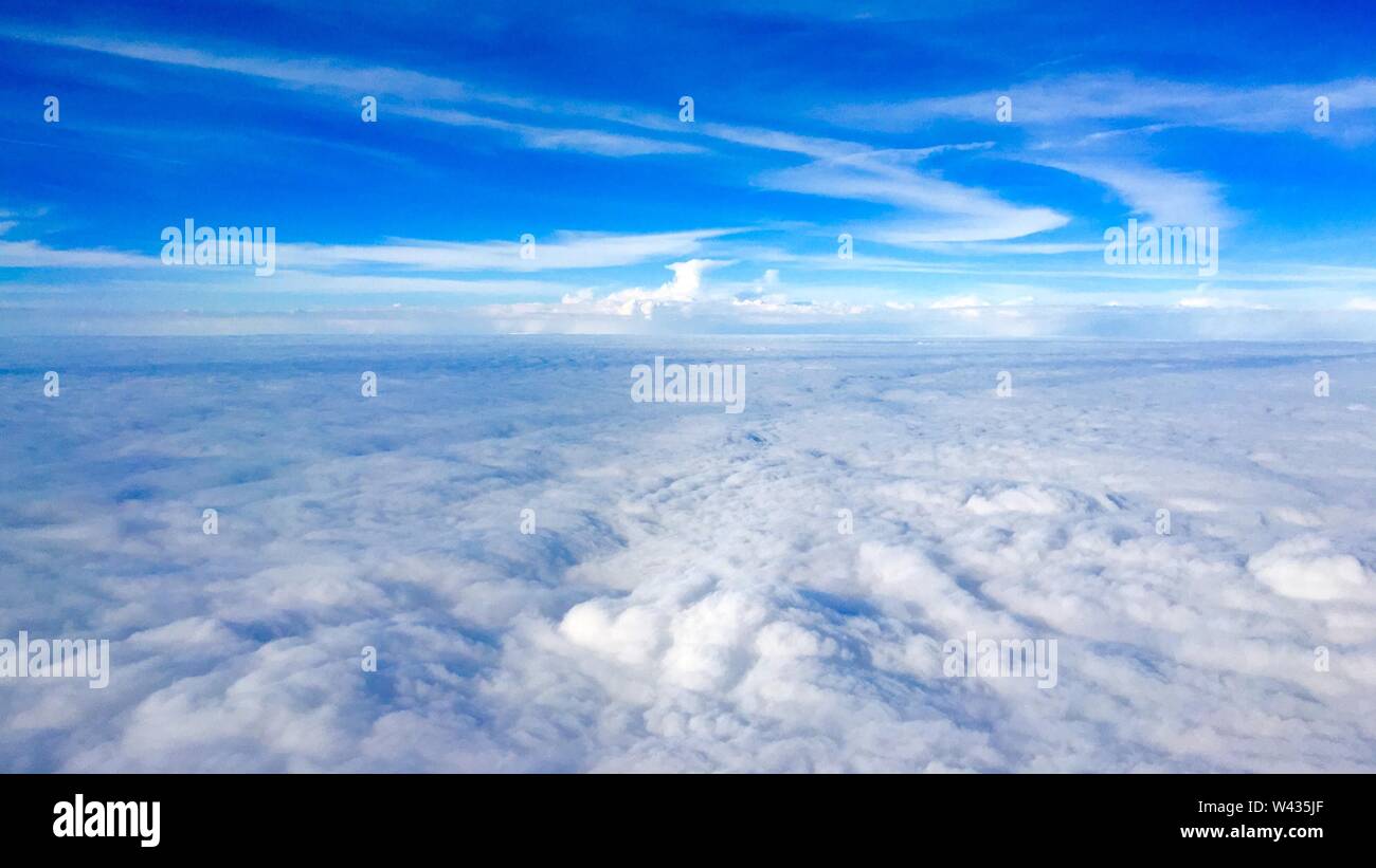 Schöne Luftaufnahme von atemberaubenden Wolken und das erstaunliche Blau Himmel hoch oben Stockfoto