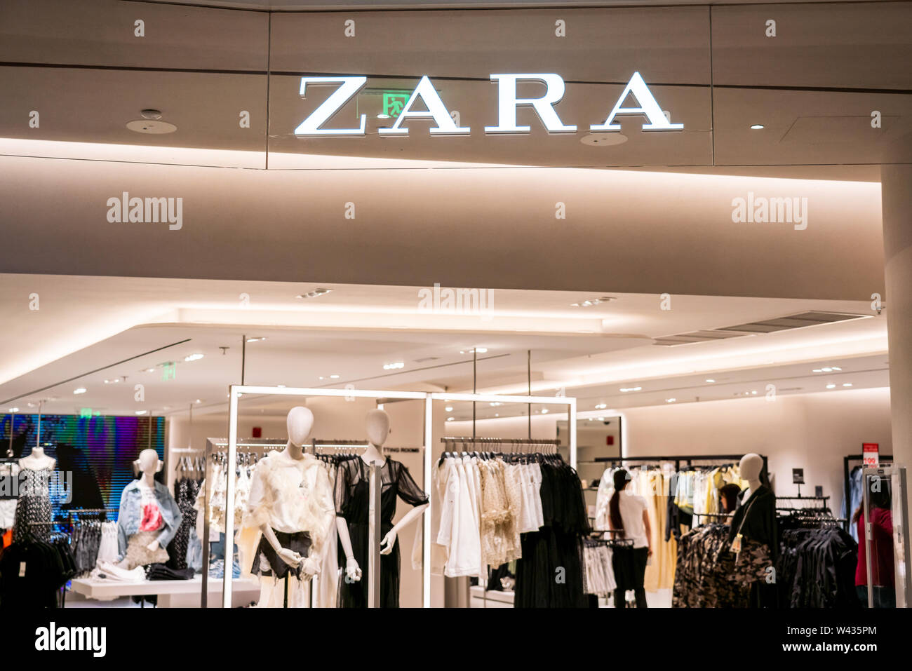 Schnell spanisch Modehaus Zara Store und Logo in Shanghai gesehen. Stockfoto