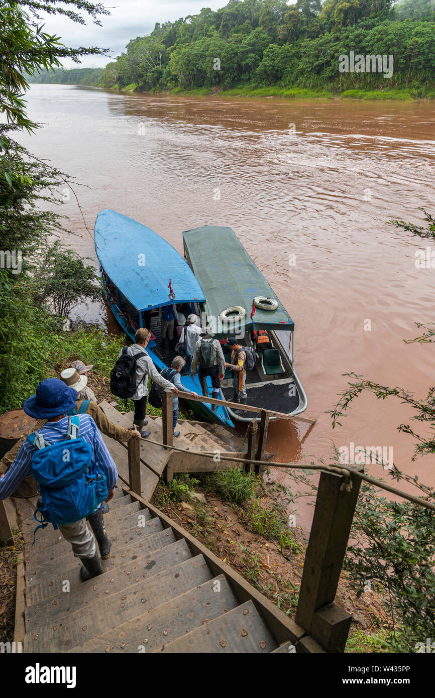 Einsteigen in ein Boot auf dem Fluss Tambopata, Amazonas, Peru, Südamerika Stockfoto